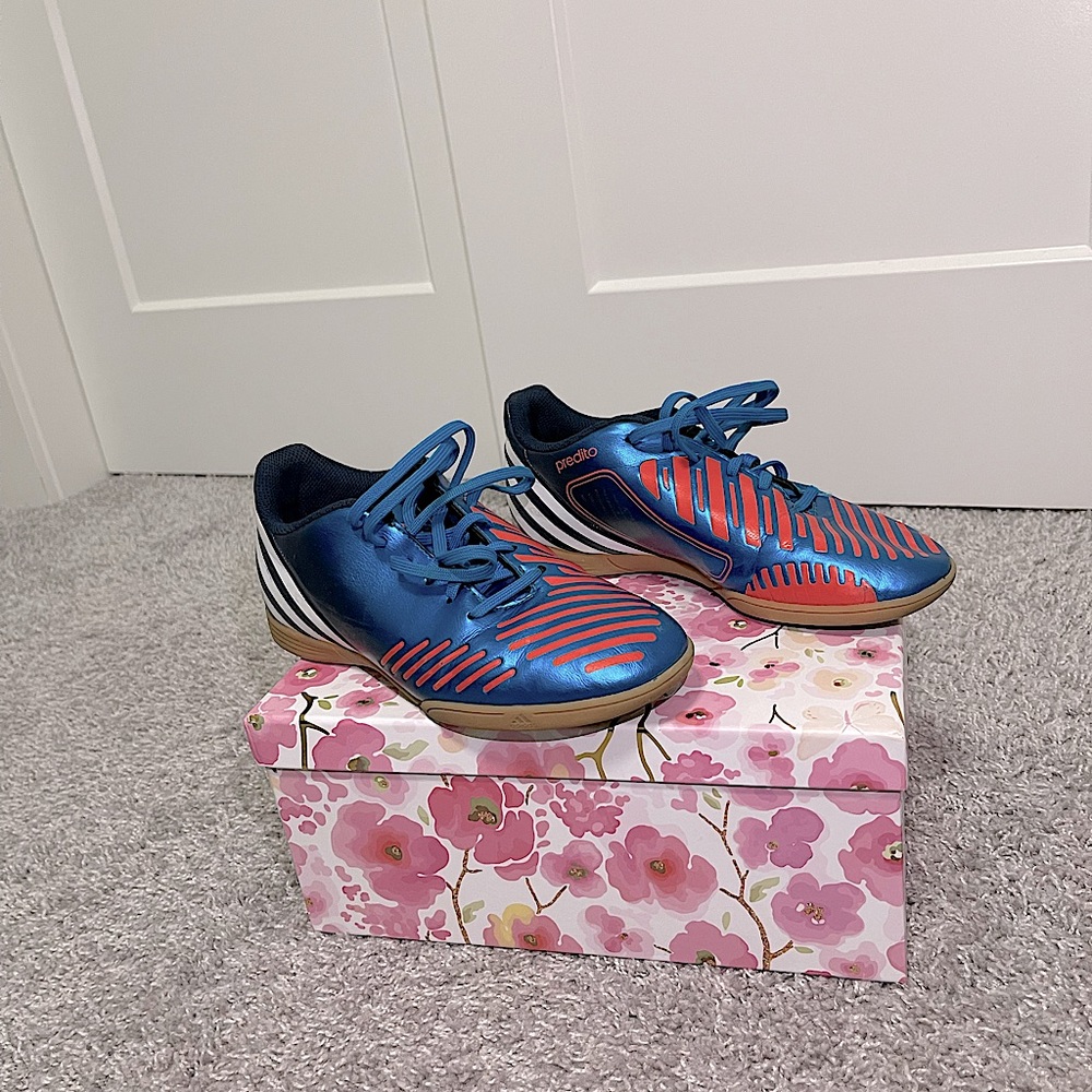 4𝒇𝒐𝒓$50 Adidas Predator Soccer shoes Size4.5